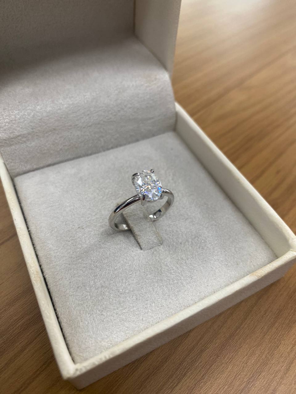 ANEL DE NOIVADO ORLANDO EM OURO BRANCO 18K